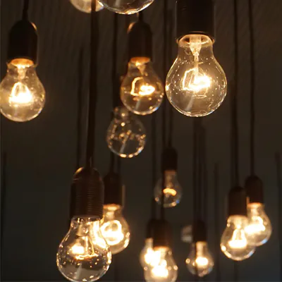 Klassische Glühlampen hängen von der Decke