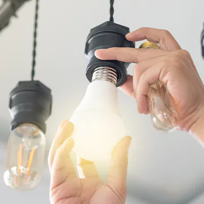 Wechsel einer LED-Glühbirne