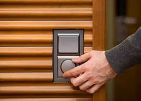 Hand an einem Lichtschalter